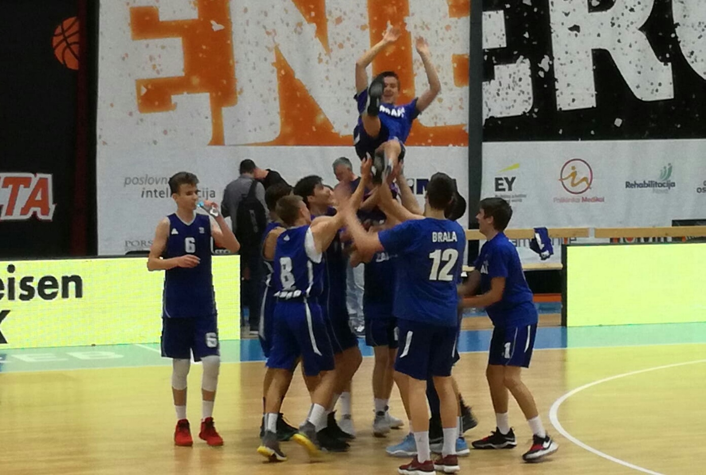 Pretkadeti KK Zadar prvaci su Hrvatske. Mi smo Zadrani, Zadar je naš.