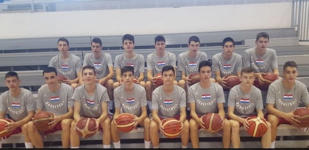 Trener Alen Zdrilić te igrači Duje Brala i Lovre Klarić u sastavu U-15 Hrvatske košarkaške reprezentacije
