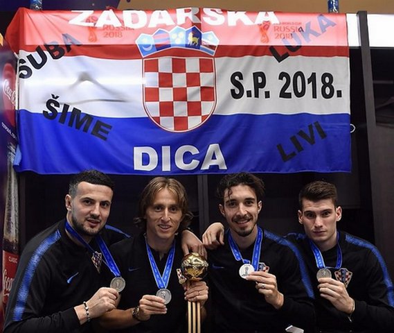 Zadarska dica s trofejem i medaljama