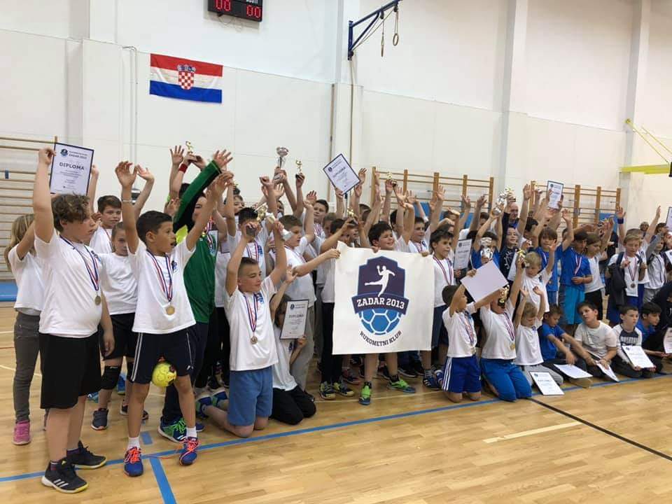 U OŠ Zadarski otoci RK Zadar 2013 organizirao turnir u mini rukometu