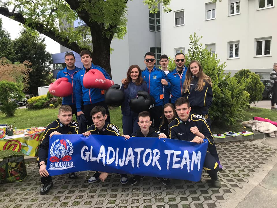 Toni Filipi sa svojim Gladijatorima posjetio Dječju bolnicu Srebrnjak