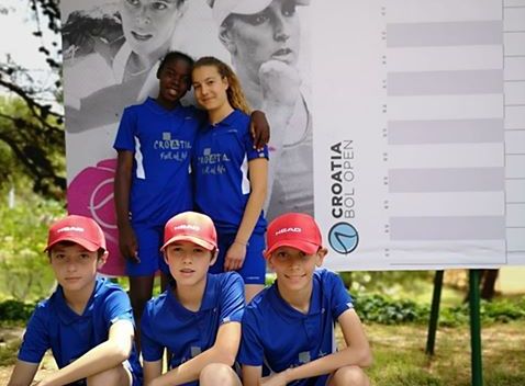 Cure i dečki iz TK Zadar 08 skupljači loptica na WTA turniru Bol Open
