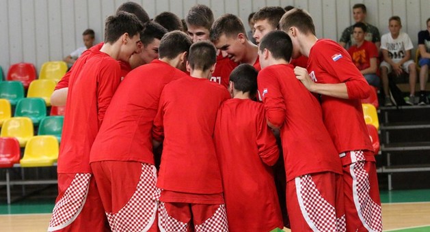Marko Viduka, Juraj Brajčić i Stipe Šarlija s U-15 košarkaškom reprezentacijom Hrvatske u Litvi
