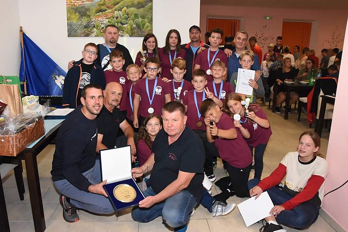 Jedanaest medalja stolnotenisača Paga na 8. prvenstvu jadranskih otoka