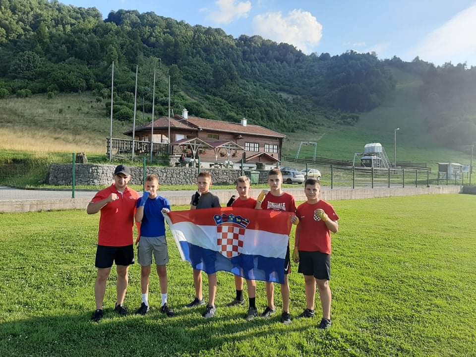 Pet boksača BK Ares na pripremama s mlađom kadetskom i kadetskom reprezentacijom koju vodi izbornik Nikola Marketin