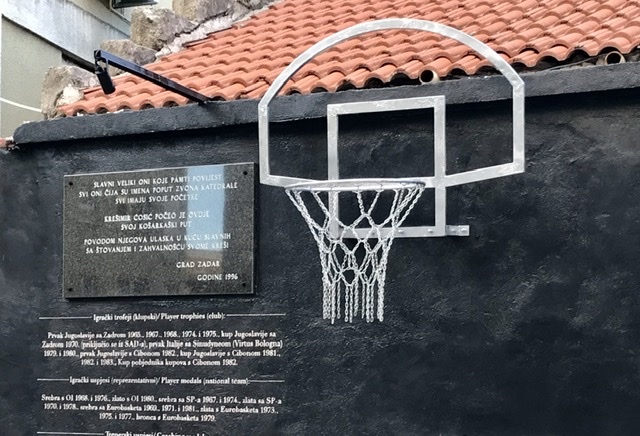 Obnovljen spomen koš Krešimira Ćosića na Cerariji