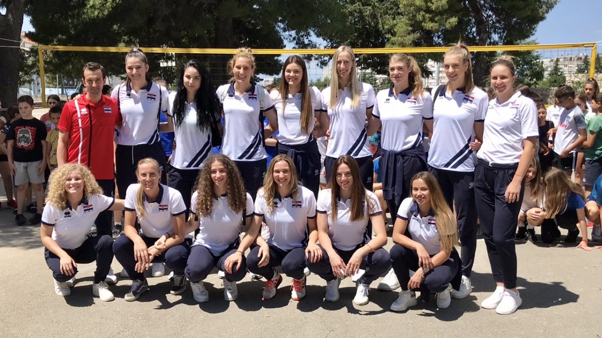 ODBOJKAŠICE HRVATSKE U OŠ SMILJEVAC  Važno je djecu potaknuti da se bave sportom
