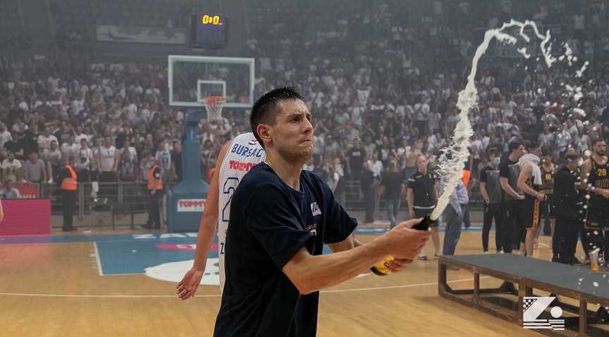 JUNAK OSTAJE Martin Junaković produljio ugovor s KK Zadrom!