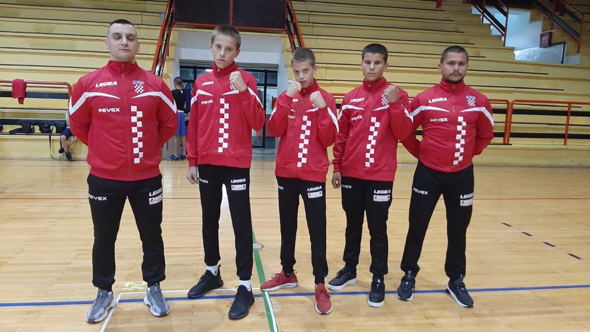 PETORICA ARESOVACA Izbornik Niko Marketin, trener Vedran Bajlo te boksači Niko Dražina, Andrejas Baričević i Ivan Nekić odrađuju završne pripreme uoči EP-a