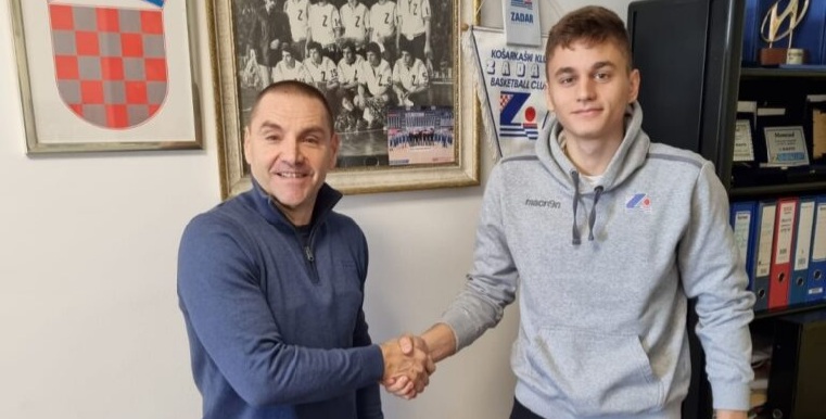 Maksim Matulina potpisao je svoj prvi profesionalni ugovor s KK Zadrom!