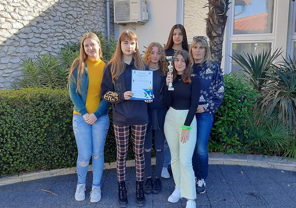 Učenice Gimnazije Vladimira Nazora te učenici Gimnazije Franje Petrića prvaci Županije u šahu!