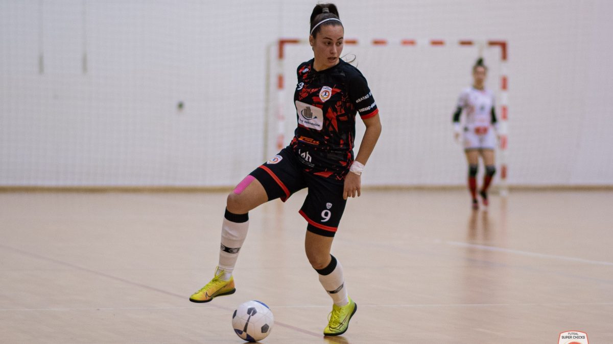 FUTSAL SUPER CHICKS Dva pogotka Nikoline Klapan, pobjeda posvećena Miru Suraću