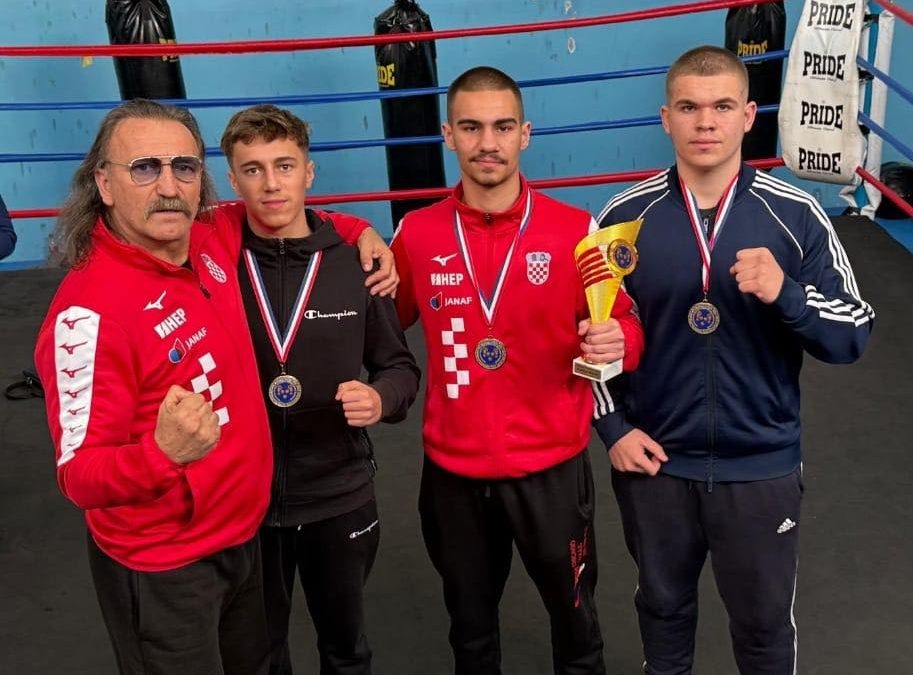 BOKSAČKI KLUB ZADAR Zlatni u Splitu Buovac, Crnogorac i Skoblar koji je osvojio i pehar za najboljeg mlađeg seniora