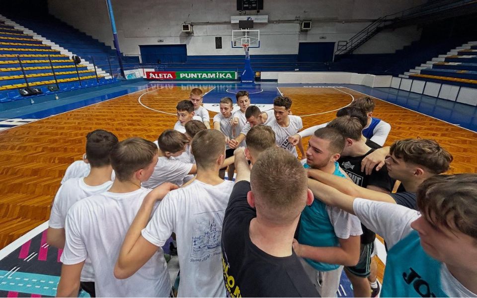 ZELENA OBITELJ Mladi igrači božićnom čestitkom treneru pokazali zašto je Puntamika poseban klub