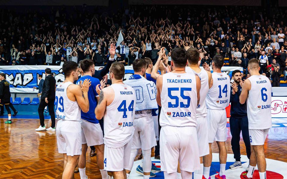 KAZNA HKS-A KK Zadar mora platiti 3.100 eura zbog tri baklje i rasizma na utakmici sa Splitom