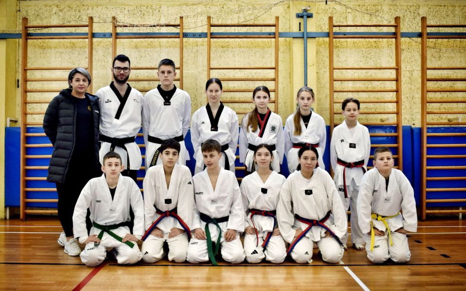 TAEKWONDO KLUB ULTIMA Učenicima prezentirane tehnike, sportske borbe i lomljenje dasaka