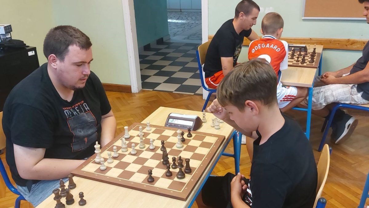 ŠAHOVSKI SPEKTAKL U PRIVLACI Saša Martinović bez poraza do prvog mjesta!