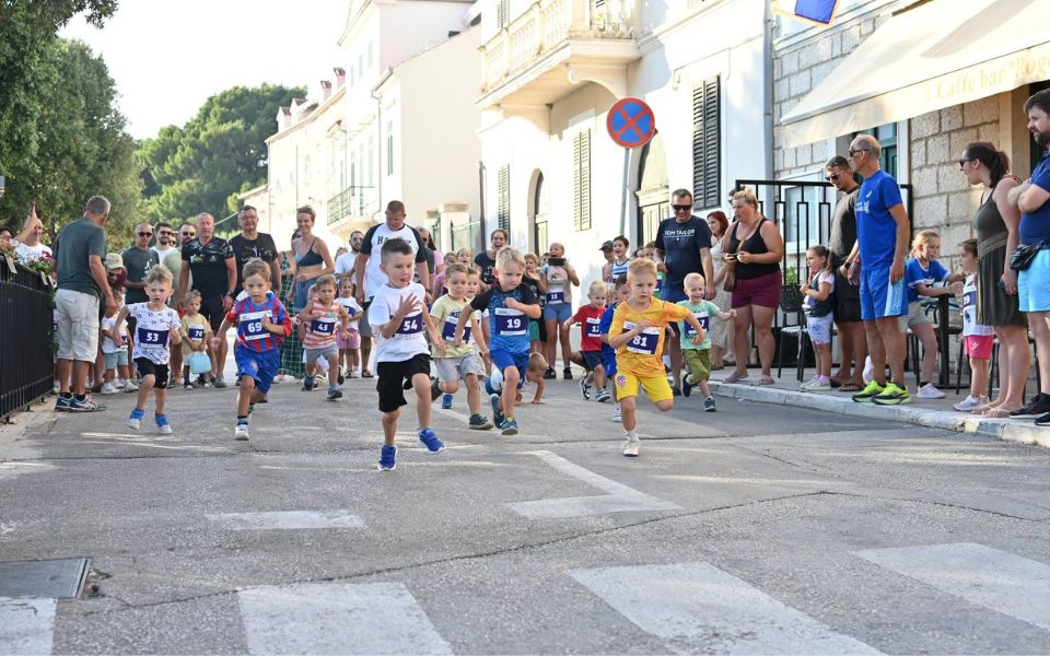 CVJETNOM OBALOM Sv. Filip i Jakov i ovog je ljeta bio domaćin fantastične atletske utrke