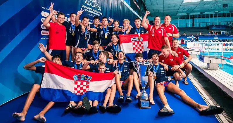 DUJE SRZIĆ SVJETSKI PRVAK Mladi Barakude pokorili svijet, zlato stiglo u VK Zadar 1952!