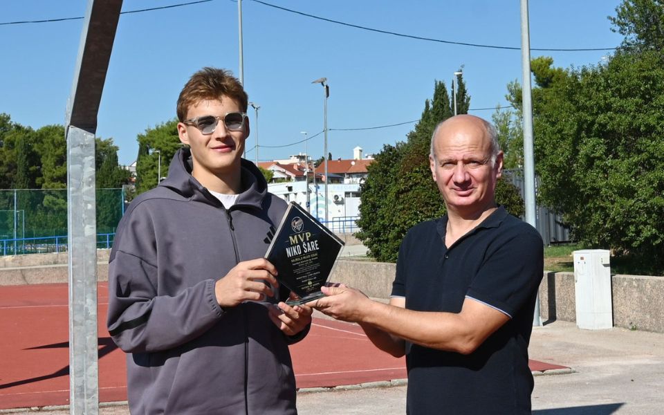 U PRAVIM RUKAMA Niko Šare primio nagradu za najboljeg mladog igrača prvenstva Hrvatske